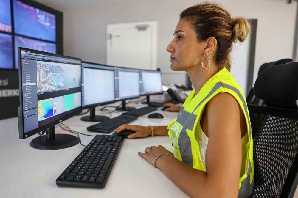 Antalya'ya Denizden Giren Kuralsızların Canı Yanıyor