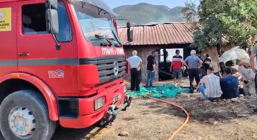 İtfaiyenin Cansiperane Müdahalesi 6 Hayvanı Kurtarmaya Yetmedi