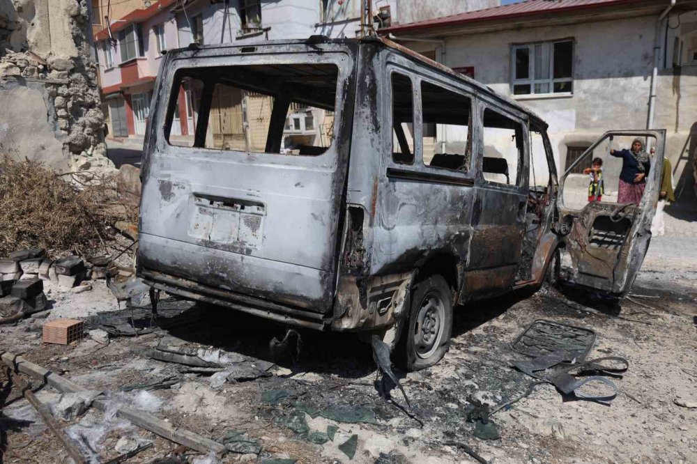 Kanserden Eşini Kaybetti Depremi Gördü 4 Evladının Ekmek Parasını Kazandığı Minibüs Yandı