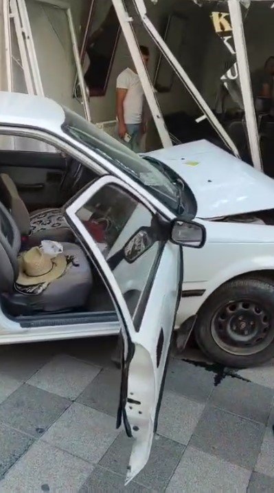 Tank Gibi Dükkana Girdi