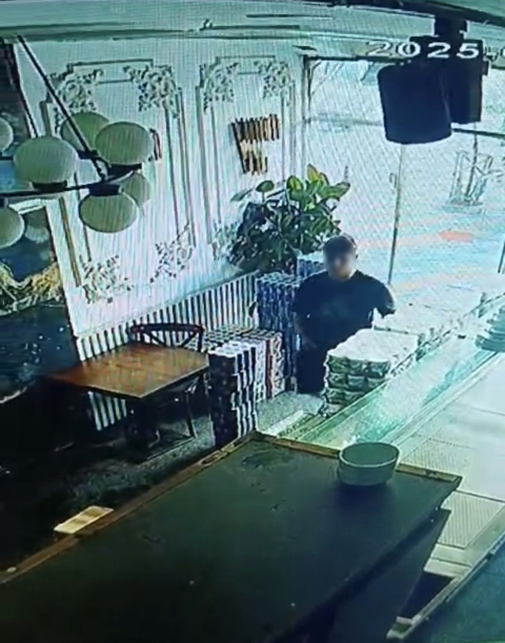 Topallayarak Girdiği Restorandan Binlerce Lirayla Çıktı Kameraya Yakalandı