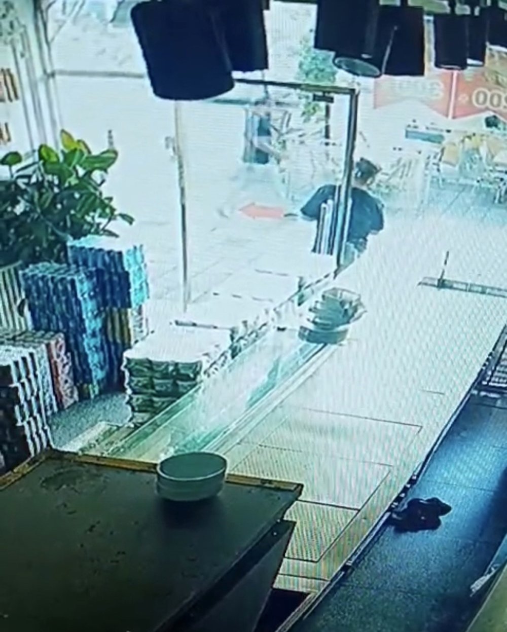 Topallayarak Girdiği Restorandan Binlerce Lirayla Çıktı Kameraya Yakalandı