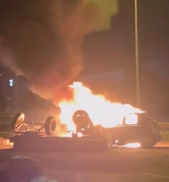 Traktöre çarpıp alev alan otomobildeki anne-kız yaralandı