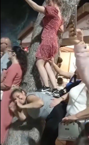 Yıldız Tilbe'yi görmek için arkadaşını tabure yaptı