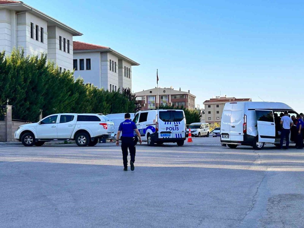 Aracında sarımsak satarken başından vuruldu