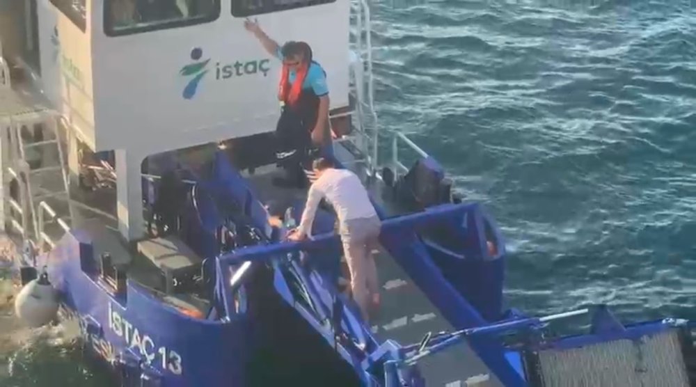 Denize Düşen Kadın İçin Tereddüt Etmeden Suya Atladı