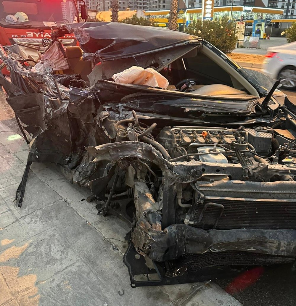 Kamyona çarpan otomobil paramparça oldu