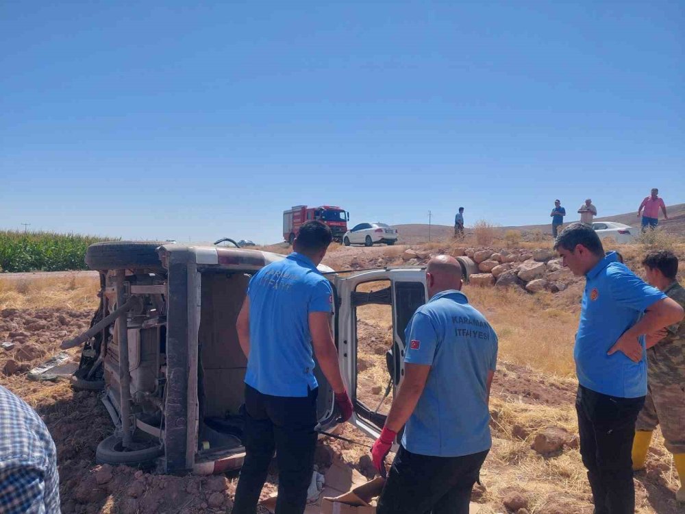 Konya plakalı minibüs tarlaya takla attı