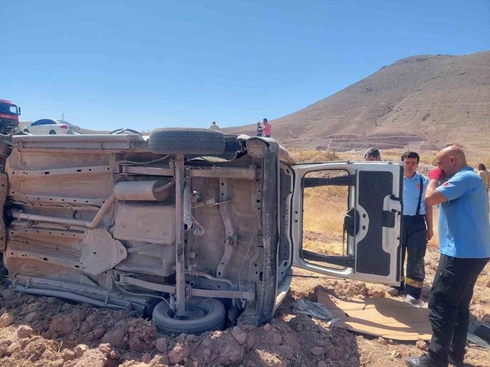 Konya plakalı minibüs tarlaya takla attı