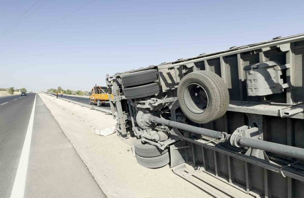 Aksaray - Konya yolunda bariyerlere çarpan kamyonet yan yattı