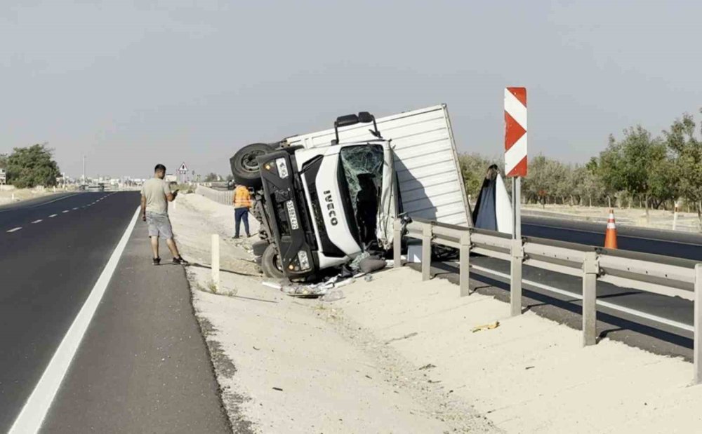 Aksaray - Konya yolunda bariyerlere çarpan kamyonet yan yattı