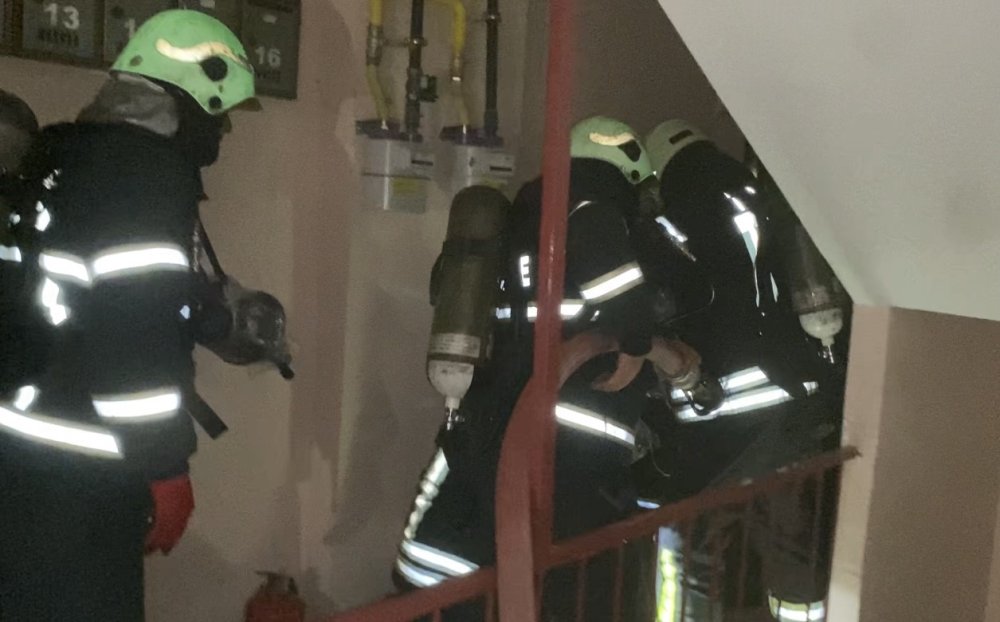 Fırında unutulan kek apartmanı dumana boğdu