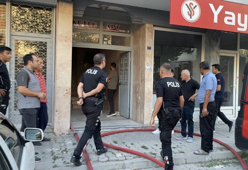 Fırında unutulan kek apartmanı dumana boğdu