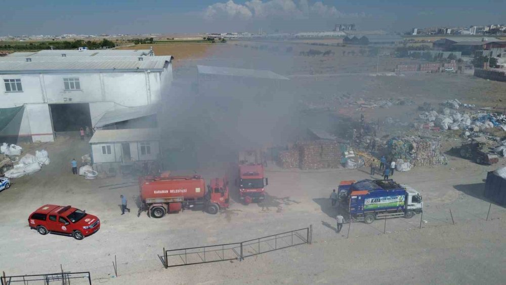 Geri dönüşüm tesisinde çıkan yangını, 5 itfaiye aracı 1 saatte söndürdü