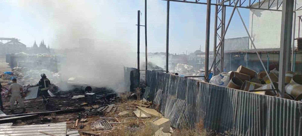 Geri dönüşüm tesisinde çıkan yangını, 5 itfaiye aracı 1 saatte söndürdü