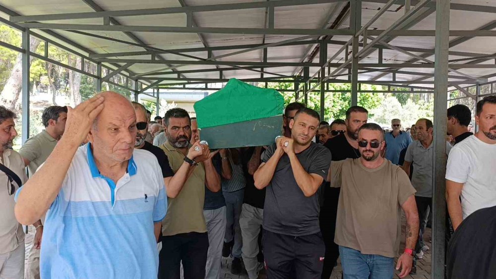 Hortumla evine girmeye çalışırken ölen antrenör toprağa verildi