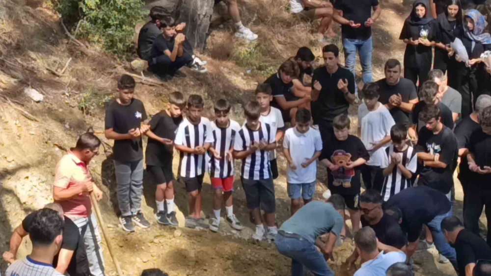 Hortumla evine girmeye çalışırken ölen antrenör toprağa verildi