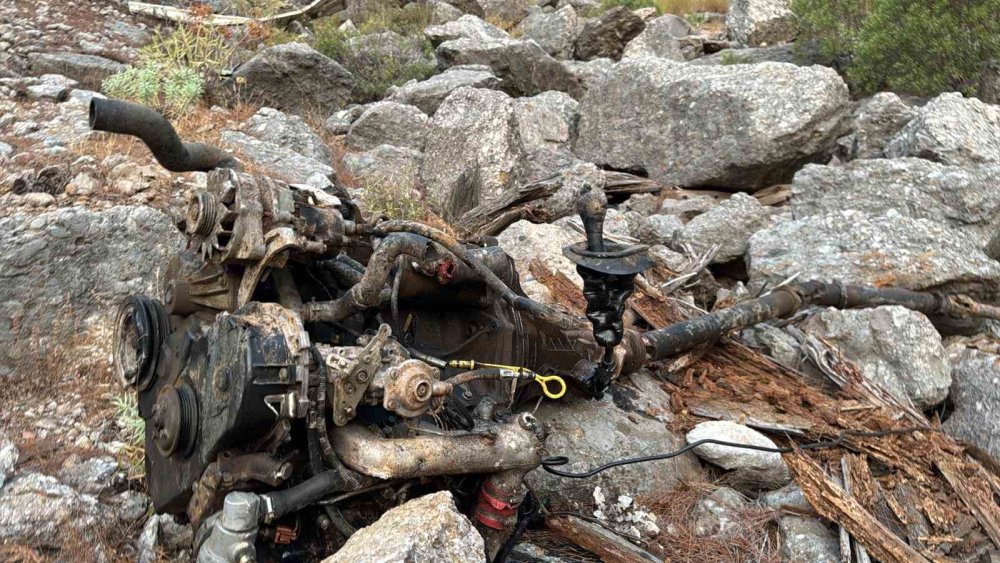 Küçükbaş hayvan yüklü kamyonet uçuruma yuvarlandı: 1 ölü