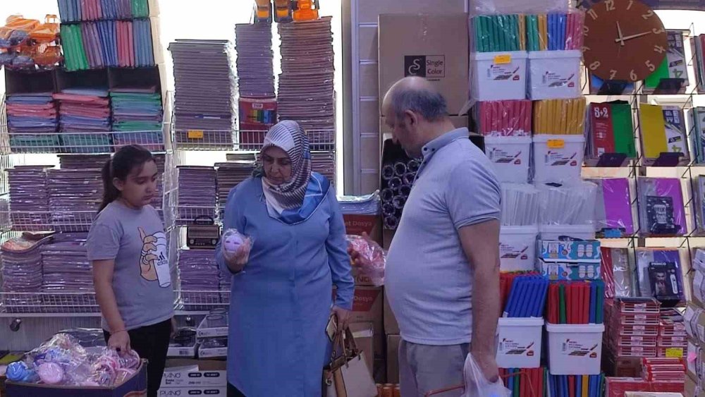 Okul Alışverişi Yoğunluk Yarattı: Veliler Kırtasiyelere Akın Etti