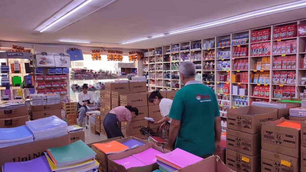 Okul Alışverişi Yoğunluk Yarattı: Veliler Kırtasiyelere Akın Etti