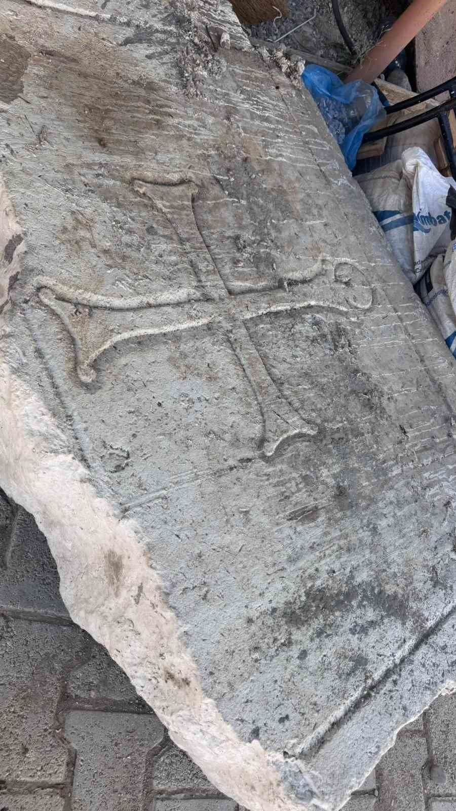 Tadilat Sırasında Tarihi Taş Bulundu: Bizans Dönemine Ait Olabilir