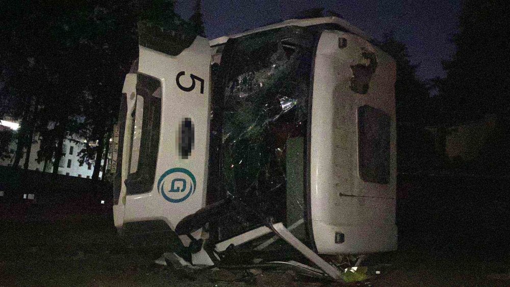 Yük boşalttığı sırada devrilen kamyonun altında kaldı