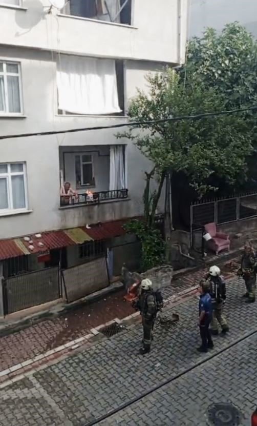 Evini yakmaya çalıştı, müdahale eden polise saksı attı