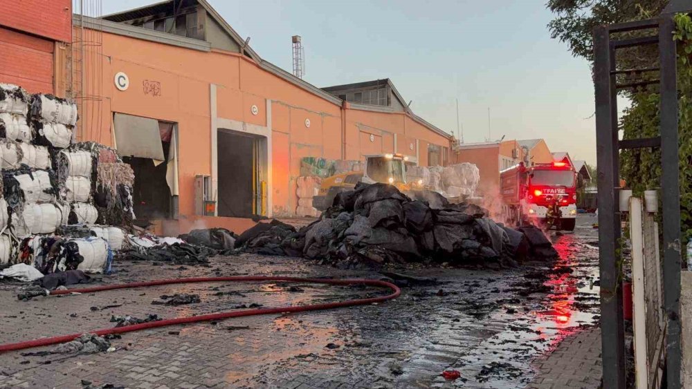 Fabrika yangınına 94 araç 12 iş makinesi müdahale etti