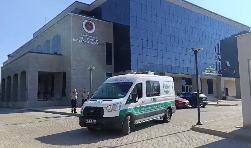 İş insanı Halit Yukay'ın ellerini ve yüzünü balıklar yemiş