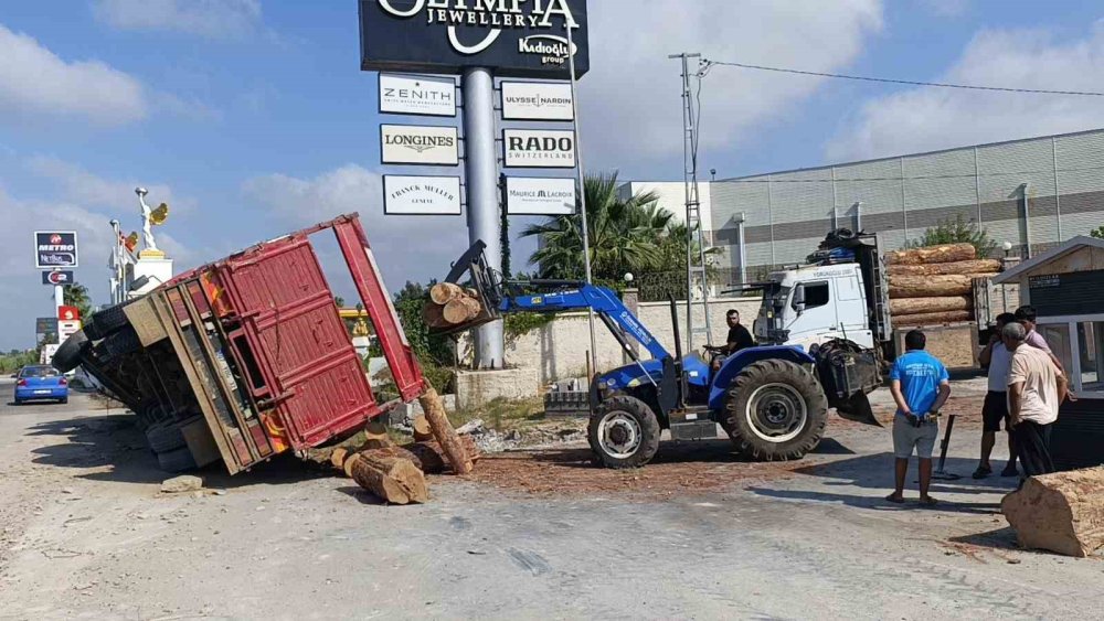 Lastiği patlayan tomruk yüklü kamyon devrildi, sürücünün burnu bile kanamadı