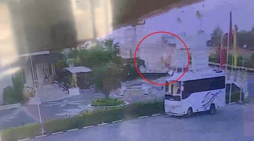 Lastiği patlayan tomruk yüklü kamyon devrildi, sürücünün burnu bile kanamadı