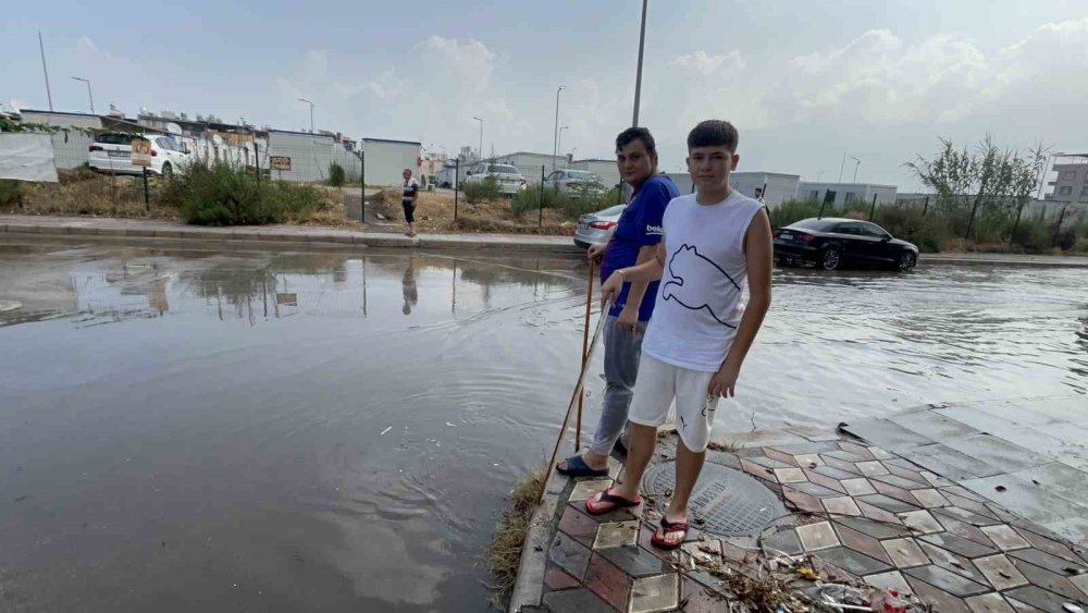 Son 65 yılın en kurak dönemini yaşayan kentte yollar göle döndü