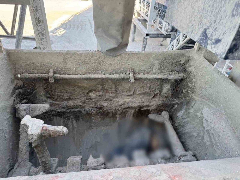 Fabrikada feci son: Beton mikserine düşerek can verdi
