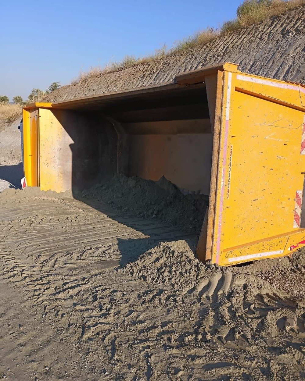 Park halindeki kamyon kendi kendine hareket edip devrildi