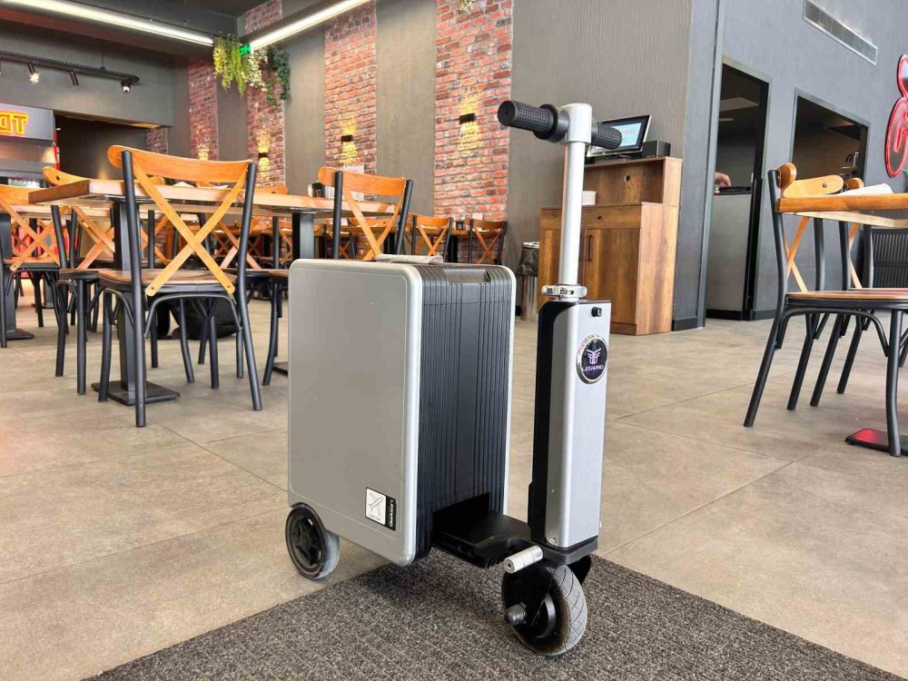 Scooter Valizle Paket Servis Denemesi Sosyal Medyada Viral Oldu