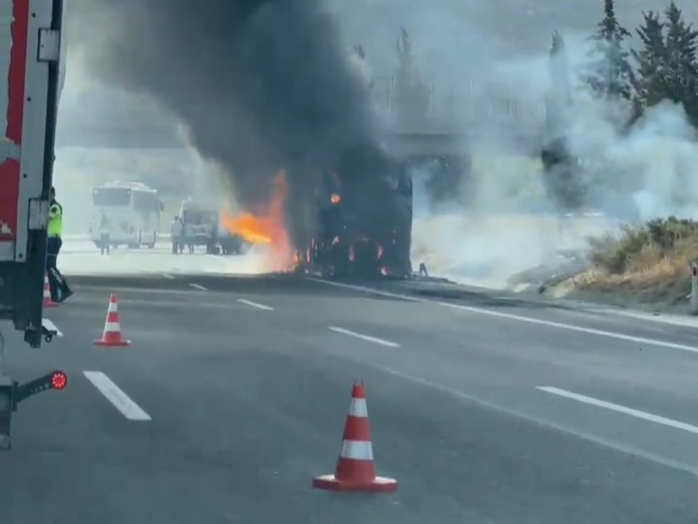 Şoförden tam zamanında müdahale: Yolcular indi, otobüs alev aldı