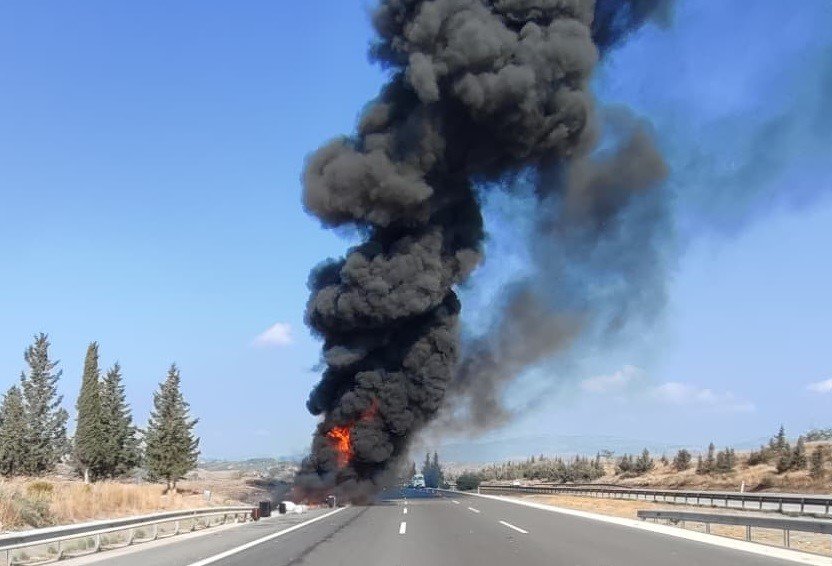 Şoförden tam zamanında müdahale: Yolcular indi, otobüs alev aldı