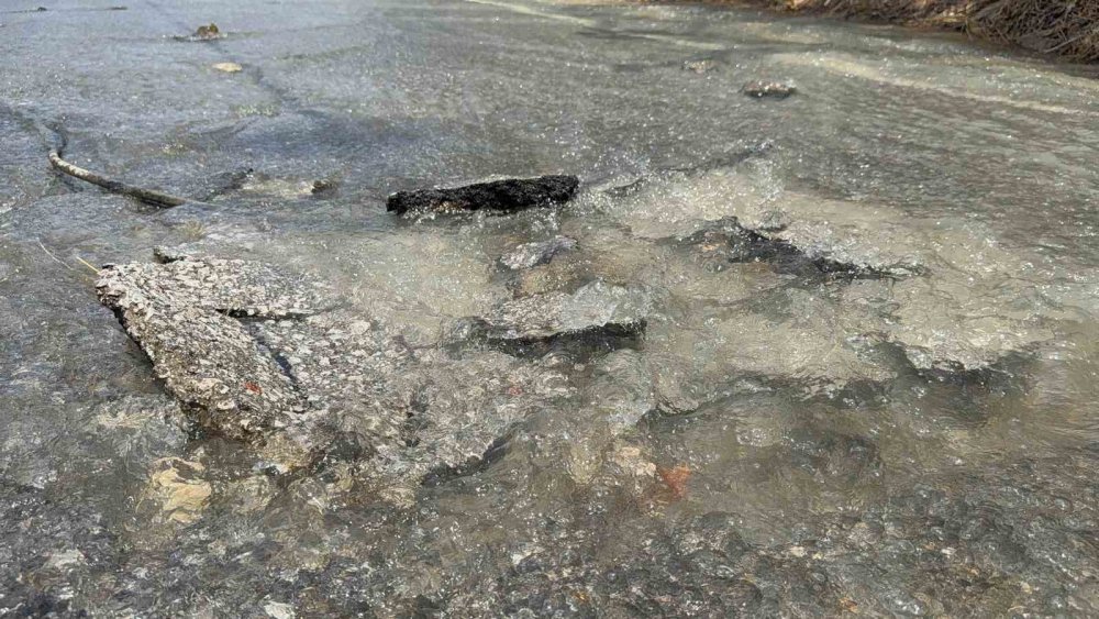 DSİ’ye ait su borusu patladı, yol akarsuya döndü