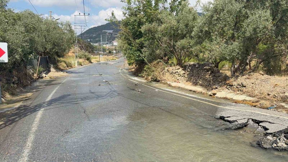 DSİ’ye ait su borusu patladı, yol akarsuya döndü