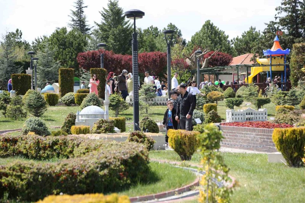 Konya’da Yaz Tatilinin En Renkli Adresi: 80 Binde Devr-i Alem Parkı