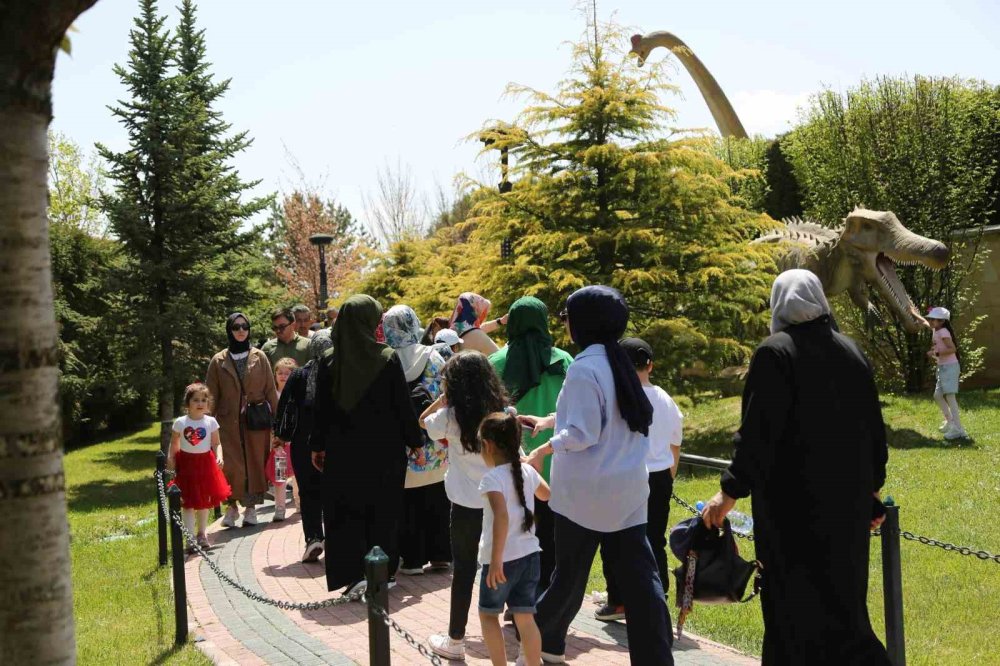 Konya’da Yaz Tatilinin En Renkli Adresi: 80 Binde Devr-i Alem Parkı