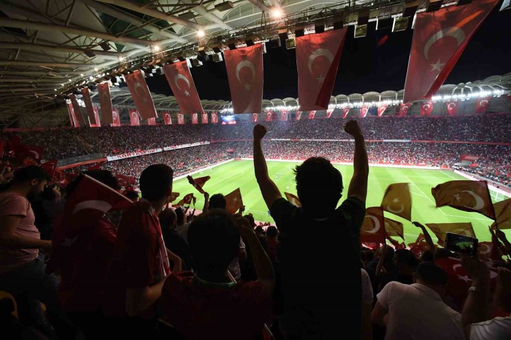 Konya'ya 3 Dev Ekranda Milli Maç Keyfi