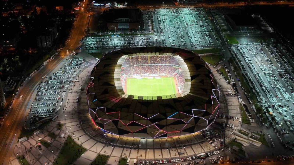 Konya'ya 3 Dev Ekranda Milli Maç Keyfi