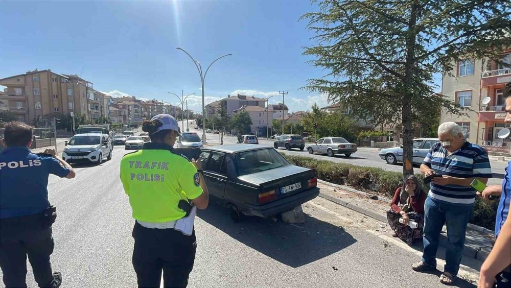 Orta refüjü aşarak karşı şeride geçen otomobilin tekeri koptu