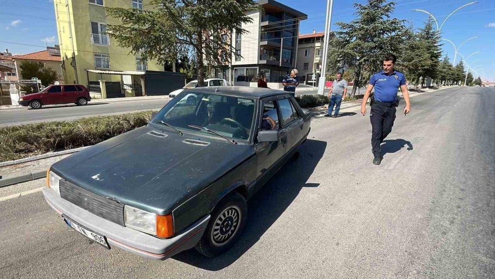 Orta refüjü aşarak karşı şeride geçen otomobilin tekeri koptu