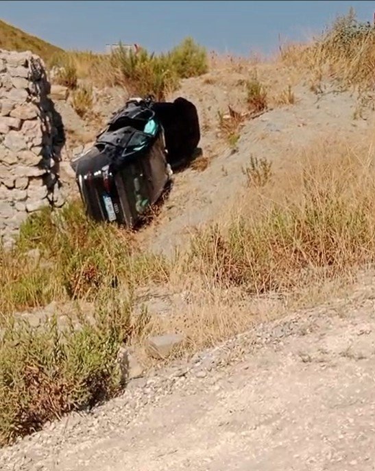 Virajı Alamayan Otomobil Şarampole Uçtu