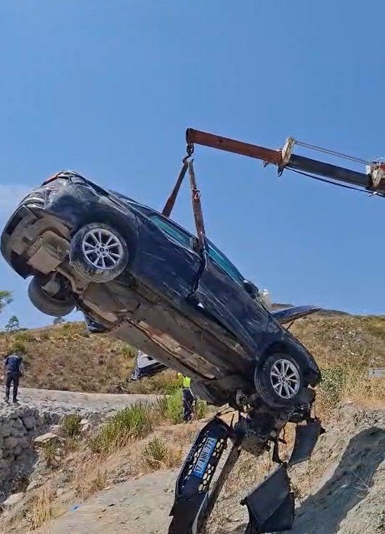 Virajı Alamayan Otomobil Şarampole Uçtu