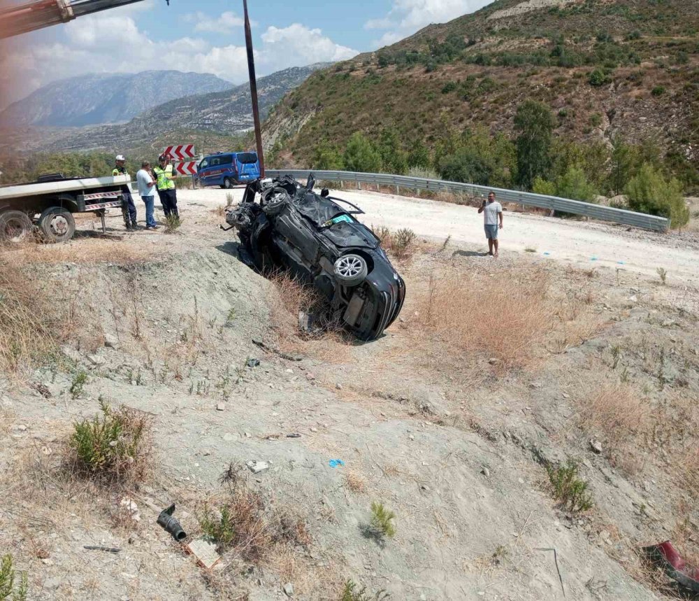 Virajı Alamayan Otomobil Şarampole Uçtu