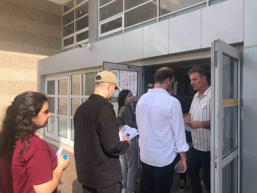 Yine Kapılar Tekmelendi Yine Yalvarmalar Bitmedi