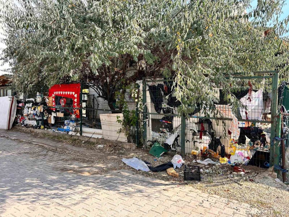 Ankara’da çöp dolu ev mahalleyi ayağa kaldırdı